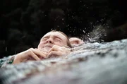 Der Schwimmwettkampf bringt Frank (Bj&ouml;rn Bugri, hinten) und seinen Sohn Oskar (Luis Vorbach, vorn) an ihre Grenzen.