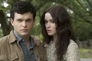 Um den nichts ahnenden Ethan (Alden Ehrenreich, l.) zu sch&uuml;tzen, muss Lena (Alice Englert, r.) schon bald alle Erinnerungen an ihre Liebe aus seinem Ged&auml;chtnis l&ouml;schen ...