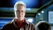 Captain Brass (Paul Guilfoyle, li.), Warrick (Gary Dourdan) und Grissom (William Petersen, vorne) hoffen inst&auml;ndig, dass sie den Plexiglas-Sarg, in dem Nick lebendig begraben wurde, gefunden haben.