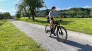 Moderatorin Kathrin Hönegger auf einem E-Bike Moderatorin Kathrin Hönegger auf einem E-Bike