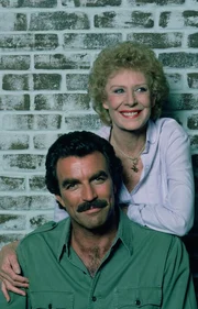 Magnums (Tom Selleck, l.) 40. Geburtstag steht an. Katherine (Gwen Verdon, r.) w&uuml;rde ihn gerne mitfeiern, aber da wird bekannt, dass eine dubiose Gang die Nachbarschaft &uuml;bernehmen will, um einen Waffendeal durchzuziehen ...