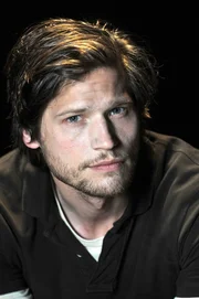 Schon bald wird Philipp (Sebastian Str&ouml;bel) klar, dass der Gonger ihn immer wieder verschont. Warum? Da erf&auml;hrt er, dass er doch nicht der letzte der Hansen-Familie ist. Ein gnadenloser Wettlauf mit der Zeit beginnt ...