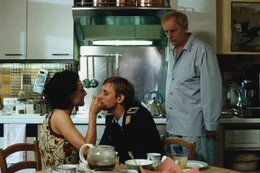 9. Fritz (G&uuml;nther Maria Halmer, rechts) staunt nicht schlecht, mit welch drolligen Koseworten seine Tochter Pia (Miranda Toma) mit ihrem neuen Freund Edgar (Martin Glade), einem Berufsoffizier, am Fr&uuml;hst&uuml;ckstisch turtelt.