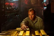 Endlich ist es geschafft! Captain Robinson (Jude Law) inspiziert die Beute. Die Goldbarren haben einen Wert von fast 130 Millionen Dollar.