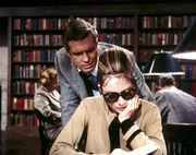In der Bibliothek findet sich noch ein Exemplar von Pauls (George Peppard) erfolglosem Buch, das Holly (Audrey Hepburn) beeindruckt liest.