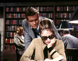 In der Bibliothek findet sich noch ein Exemplar von Pauls (George Peppard) erfolglosem Buch, das Holly (Audrey Hepburn) beeindruckt liest.