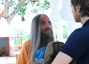 Obwohl von seinem indischen Mentor gewarnt, kehrt Philipp (Sebastian Str&ouml;bel, r.), der auch in Indien nicht wirklich zur Ruhe kam, nach Helmas Tod in sein Heimatdorf Altbrunnstedt zur&uuml;ck ...