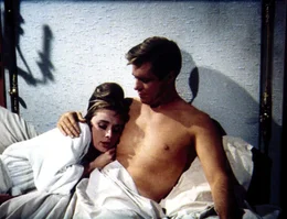Bei dem erfolglosen Schriftsteller Paul Varjak (George Peppard, r.) findet die leichtlebige Holly Golightly (Audrey Hepburn, l.) endlich Geborgenheit und W&auml;rme.