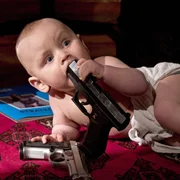 Baby mit Waffe