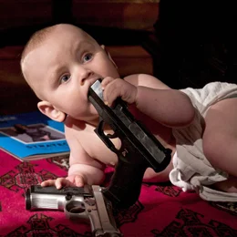 Baby mit Waffe