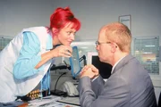 Jetzt hat Rita (Gaby K&ouml;ster) Schumann (Lutz Herkenrath) endlich da, wo sie ihn immer haben wollte. Behauptet sie zumindest...