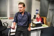 Robert (Felix Maximilian, r.) ahnt nicht, dass Simon (Roberto Thoenelt) ihn aushorcht.
