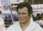 William Shatner als Ward Fowler, ein Schauspieler, der den erfolgreichen TV-Detektiv 'Lucerne' darstellt. William Shatner als Ward Fowler, ein Schauspieler, der den erfolgreichen TV-Detektiv 'Lucerne' darstellt.