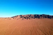 Kysylkum hei&szlig;t "roter Sand". Die W&uuml;ste hat gewaltige Ausma&szlig;e und zieht sich vom Karakum in Turkmenistan &uuml;ber Usbekistan bis nach Kasachstan.