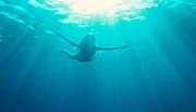 Sofija (Klara Hrvanović) taucht im Wasser.
