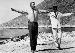 Der stolze Mazedonier Alexis Sorbas (Anthony Quinn) bringt dem britischen Schriftsteller Basil (Alan Bates) zum Abschied den Sirtaki bei.