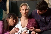 Lucy (Rosalie Thomass, Mitte) und die Kr&auml;fte zehrende Familie.