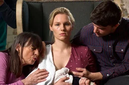 Lucy (Rosalie Thomass, Mitte) und die Kr&auml;fte zehrende Familie.