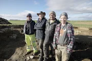 Alice Roberts (2.v.l.) mit Arch&auml;ologen auf den Orkneys
