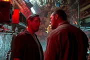 Reynolds (Michael Smiley, l.) und Captain Robinson (Jude Law) diskutieren &uuml;ber ihre Strategie, das Gold zu bergen.