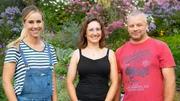 Hinter den Hecken Durchblüher-Garten in Flums-Hochwiese SG Staffel 5 Folge 3 Moderatorin Nicole Berchtold mit Esther Trümpi und Roger Holdener in ihrem Durchblüher-Garten 2022 Hinter den Hecken Durchblüher-Garten in Flums-Hochwiese SG Staffel 5 Folge 3 Moderatorin Nicole Berchtold mit Esther Trümpi und Roger Holdener in ihrem Durchblüher-Garten 2022