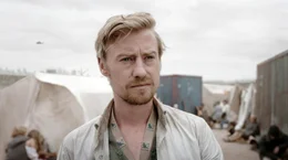 Nikolai (Eric Bouwer) im gr&ouml;&szlig;ten Fl&uuml;chtlingslager vor Berlin.