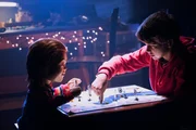 L-R: Chucky und Andy (Gabriel Bateman)