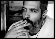 Nasos (Stavros Markalas) wartet in der Strandbar auf neue G&auml;ste.