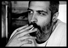 Nasos (Stavros Markalas) wartet in der Strandbar auf neue G&auml;ste.