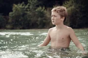 Kurz vor dem Schwimmwettkampf hat Oskar (Luis Vorbach) Zweifel.