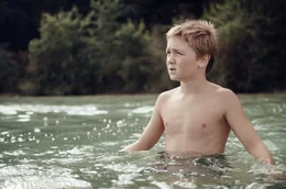 Kurz vor dem Schwimmwettkampf hat Oskar (Luis Vorbach) Zweifel.
