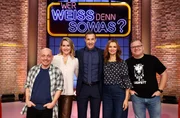 Moderator Kai Pflaume (M.) und seine Rateteam-Kapit&auml;ne Bernhard Ho&euml;cker (l.) und Elton (r.) begr&uuml;&szlig;en in dieser Sendung die Journalistin, Fernsehmoderatorin und Tagesschau-Sprecherin Judith Rakers (2.v.l.) und die Journalistin, Fernsehmoderatorin und Tagesschau-Sprecherin Julia-Niharika Sen (2.v.r.).