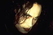 Am Abend vor Halloween wird das Liebespaar Shelly und Eric &uuml;berfallen und grausam get&ouml;tet  Ein Jahr sp&auml;ter erhebt sich Eric (Brandon Lee) aus seinem Grab.