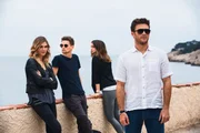 (v.l.) Devin (Gaia Weiss), Garrett Foster (Freddie Thorp), Stephanie (Ana de Armas) und Andrew Foster (Scott Eastwood) schmieden einen Plan.