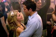 L-R: Emily (Elizabeth Banks), Will Hayes (Ryan Reynolds)