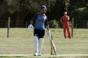 Beim Cricket rennen die Spieler von einem Wicket zum anderen, mit dem Ziel, nicht auszuscheiden &ndash; wie auch im Leben. Shahid beschreibt es so: &bdquo;Das Leben ist ein Wettrennen &ndash; ganz egal, woher du kommst und wohin du willst.&ldquo;