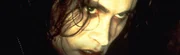 Am Abend vor Halloween wird das Liebespaar Shelly und Eric &uuml;berfallen und grausam get&ouml;tet  Ein Jahr sp&auml;ter erhebt sich Eric (Brandon Lee) aus seinem Grab.