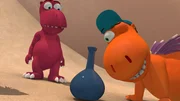 Kokosnuss und seine Freunde haben am Strand eine sonderbare Flasche entdeckt. Ob da wohl ein Flaschengeist drinsteckt?