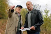 Ex-Kommissar Gerd Dennert (Manfred Zapatka, li.) zeigt Ingo Thiel (Heino Ferch, re.) die Stelle, an der Sven zuletzt gesehen wurde, ehe er vor vielen Jahren verschwand.