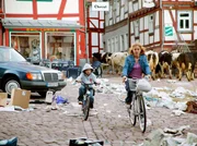 Hannah (Paula Kalenberg) und ihr kleiner Bruder Uli (Hans-Laurin Beyerling) fliehen auf Fahrr&auml;dern vor der radioaktiven Wolke.
