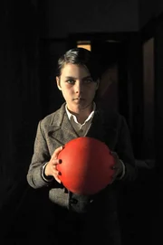 Helma wird durch die Stimme ihres Freundes Philipp in die verlassene Hansen-Villa gelockt. Als ein roter Ball auf sie zurollt, wei&szlig; sie, es war eine Falle: Der Gonger (Dario Stankewitz) ist zur&uuml;ck ...