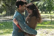 Allen Widerst&auml;nden zum Trotz halten Ethan (Alden Ehrenreich, l.) und Lena (Alice Englert, r.) an ihrer Liebe fest, und die junge Hexe l&auml;sst es f&uuml;r ihren Liebsten sogar im Sommer schneien ....