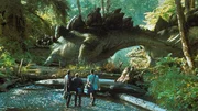 Der Wissenschaftler Dr. Ian Malcolm (Jeff Goldblum, l.) l&auml;sst sich widerwillig darauf ein, mit dem Ingenieur Eddie Carr (Richard Schiff, M.) und dem Fotografen Nick Van Owen (Vince Vaughn, r.) zu der Insel der Dinosaurier zur&uuml;ckzukehren, um ihr Leben in freier Wildbahn zu dokumentieren. Doch dann m&uuml;ssen sie die meiste Zeit gegen den Neffen des Jurassic-Park-Sch&ouml;pfer John Hammond und dessen Profitgier k&auml;mpfen ...