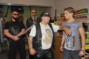 Dominik (Raul Richter, re.) ist im Sp&auml;tkauf, als Kowalski (Kalle Haverland, Mi.) und seine Rocker (hi. Komparsen) dort eintreffen und den Laden &uuml;berfallen. Sofort steigen die Entf&uuml;hrungsbilder wieder in ihm auf und er erleidet einen schweren Schock...