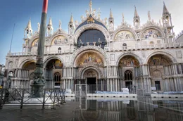 Auch der Markusdom k&ouml;nnte den Folgen der &Uuml;berschwemmungen in Venedig zum Opfer fallen.