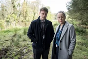 DCI Val Cotton (Amanda Drew) und ihr Kollege DI Archie Dent (Josh Bolt) ermitteln in zwei Todes- und einem Vermisstenfall.