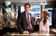 Will Hayes (Ryan Reynolds) attempts to romance the apolitical April (Isla Fisher).