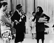 8. Maggie (Kay Thompson) hat Jo (Audrey Hepburn) unter einem Vorwand in ihr B&uuml;ro bestellt, um auf Dicks Empfehlung hin ihre Begabung zu testen.