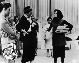 8. Maggie (Kay Thompson) hat Jo (Audrey Hepburn) unter einem Vorwand in ihr B&uuml;ro bestellt, um auf Dicks Empfehlung hin ihre Begabung zu testen.