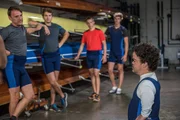 Tom (Jordan Prentice) und seine Rudermannschaft
